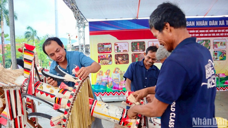 Artisans in Quang Ngai province, decorating and shaping the Co people's neu pole. (Photo: DONG HUYEN)