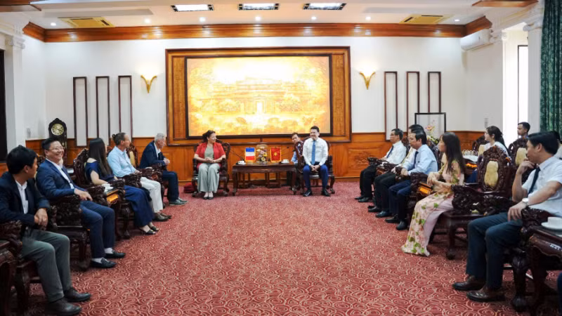 Standing Vice Chairman of the Hue City People's Committee Hoang Hai Minh hosted a delegation from the City of Cergy, France, led by Malika Yebdri.