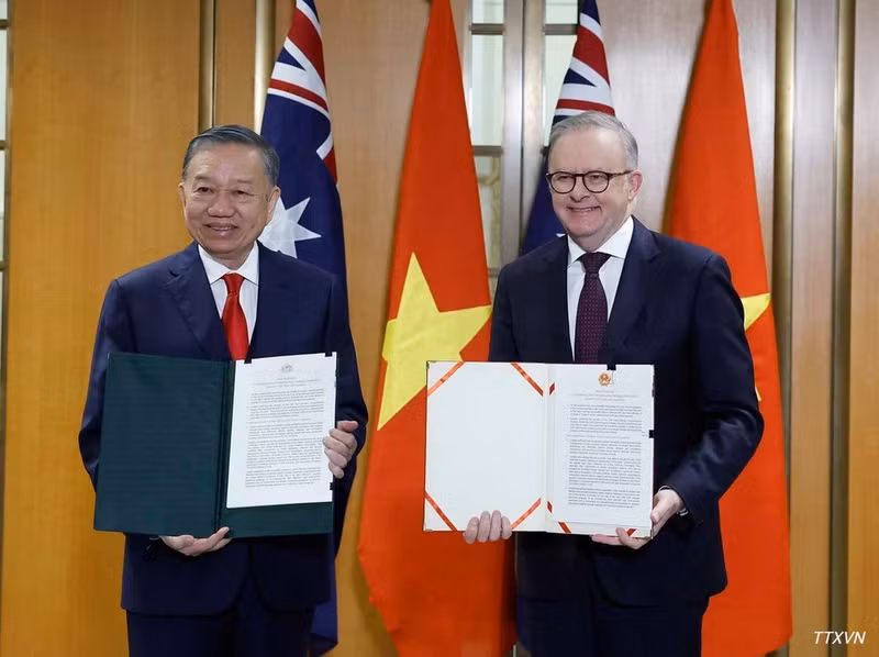 General Secretary and State President To Lam and Australian Prime Minister Anthony Albanese exchange the Viet Nam – Australia Joint Statement on Economic Resilience Cooperation. (Photo: VNA)