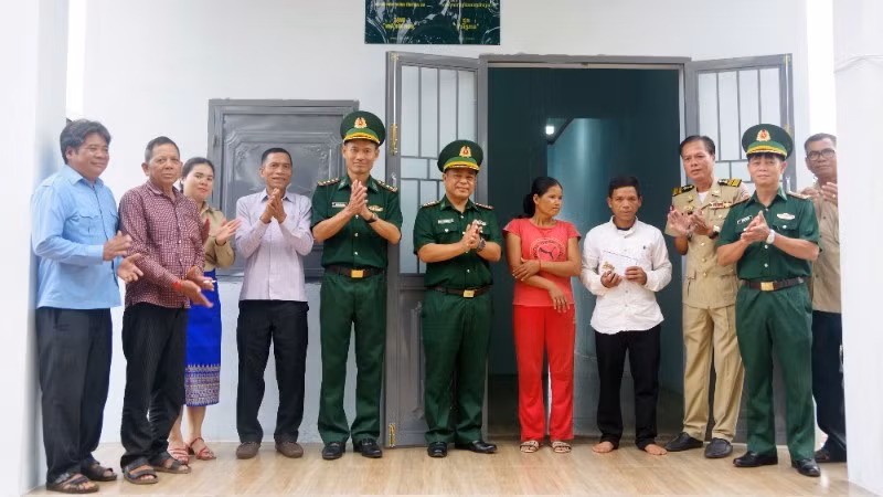 The Gia Lai Provincial Border Guard delegation hands over the "Friendship House" to the family of Puih Veu, a disadvantaged household in Po Lon Village, Po Nhey Commune.