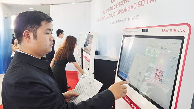 Smart kiosks are making it easier for citizens to complete administrative procedures. Photo: NAM NGUYEN