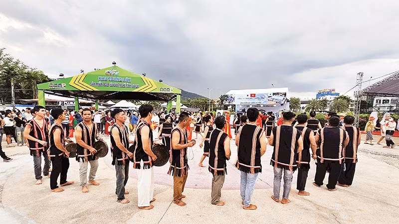 The gong culture space attracts large numbers of visitors who come to enjoy and experience it.