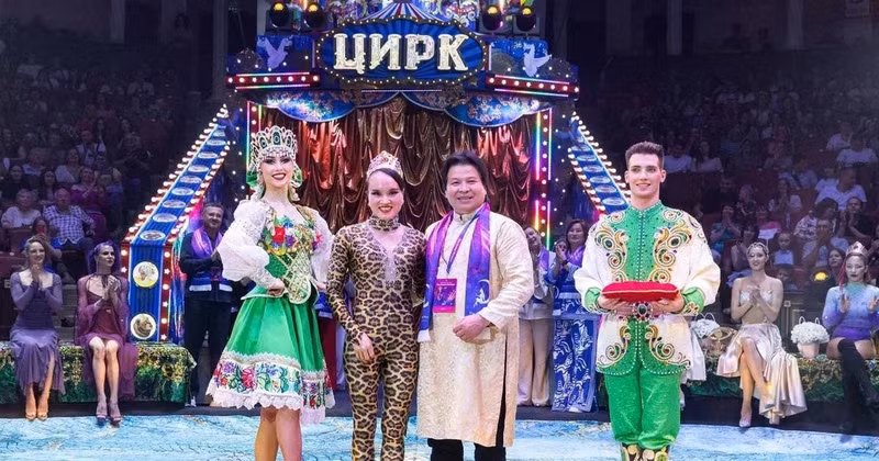 People’s Artist Tong Toan Thang and artist Luu Thi Huong at the festival (Photo: VNA)