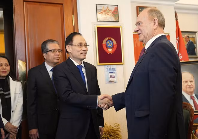 Special Envoy of General Secretary of the Communist Party of Viet Nam (CPV) Central Committee To Lam, Politburo member, and Minister of Foreign Affairs Le Hoai Trung (L) at his meeting with Gennady Zyuganov, leader of the Communist Party of the Russian Federation, in Moscow on February 24. (Photo: released by VNA)