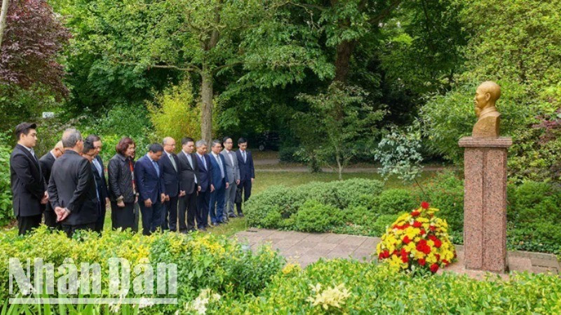 The Ministry of Finance delegation lays a wreath at the statue of President Ho Chi Minh in Montreau Park.