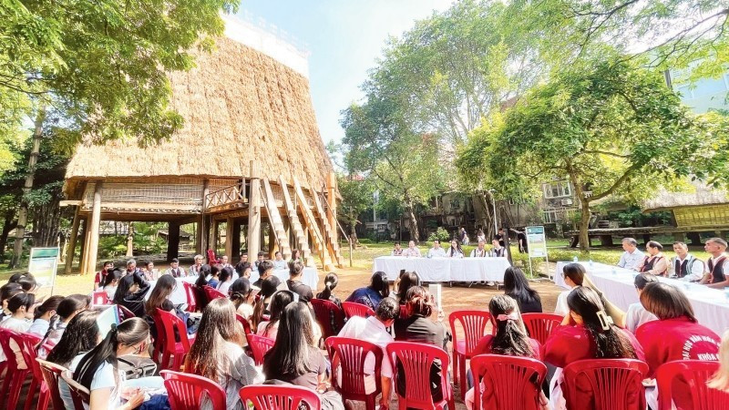 A discussion on preserving the nha rong in contemporary life at the Viet Nam Museum of Ethnology.