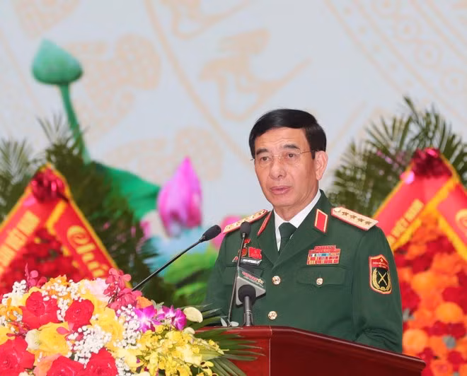 General Phan Van Giang, Deputy Secretary of the Central Military Commission and Minister of National Defence, presents the political report at the congress. (Photo: VNA)