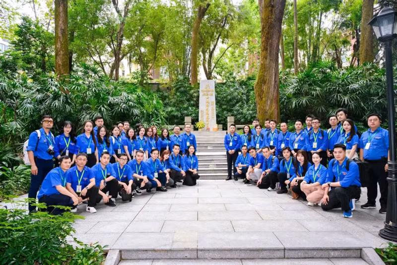 The 192 Vietnamese youth delegates visited the Huanghuagang Martyrs’ Cemetery and offered incense at the grave of martyr Pham Hong Thai.
