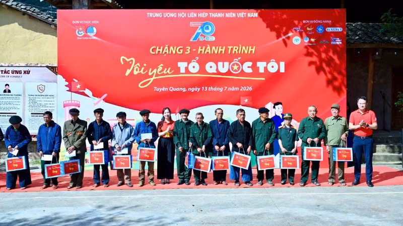 Delegates of the “I Love My Fatherland” journey take part in activities to honour those who made sacrifices for the country in Lung Cu Commune, Tuyen Quang Province.