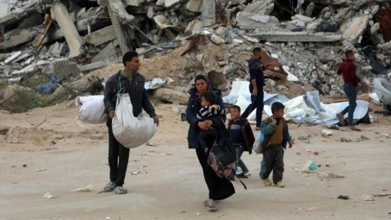 Residents evacuate amid conflict in Beit Lahia, the Gaza Strip. (Photo: Xinhua/VNA)