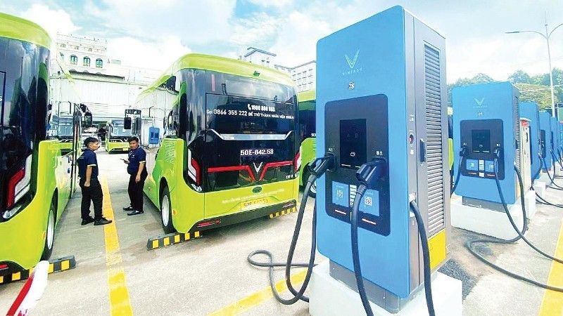 Many transport operators have invested in charging station systems to ensure the continuous operation of electric buses.