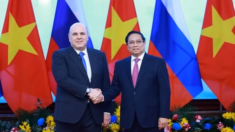 Prime Minister Pham Minh Chinh and Russian Prime Minister Mikhail Mishustin pose for a group photo on January 14, 2025. (Photo: VNA)