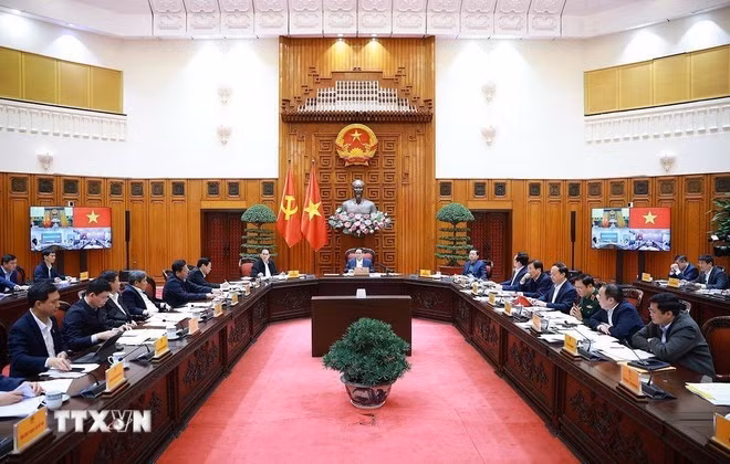 Prime Minister Pham Minh Chinh presides over a meeting between the Government’s standing members and ministries, sectors and localities on December 16 on preparations for the groundbreaking, inauguration, and technical opening ceremonies of key projects (Photo: VNA)
