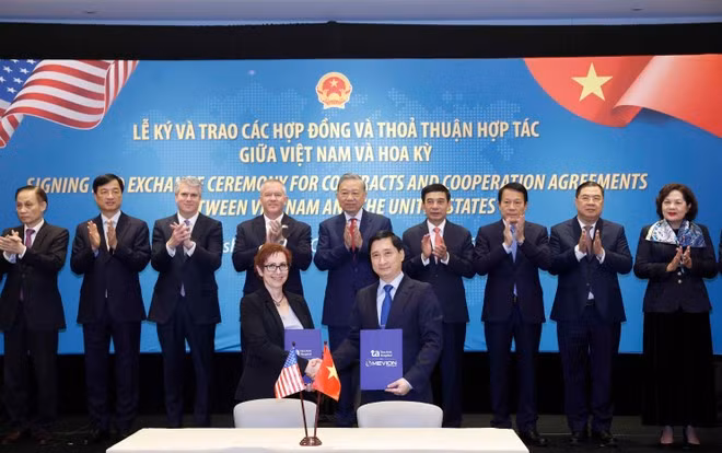 Party General Secretary To Lam witnesses the exchange of the contract for the purchase of the Mevion S250-FIT proton cancer radiotherapy system between Tam Anh General Hospital and Mevion Medical Systems. Photo: VNA