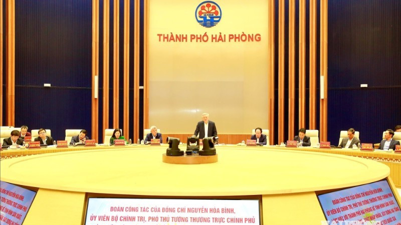 Overview of the working session between Permanent Deputy Prime Minister Nguyen Hoa Binh and the government delegation with leaders of Hai Phong City. (Photo: DUY THINH)