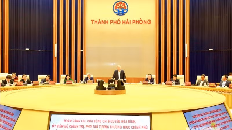 Overview of the working session between Permanent Deputy Prime Minister Nguyen Hoa Binh and the government delegation with leaders of Hai Phong City. (Photo: DUY THINH)