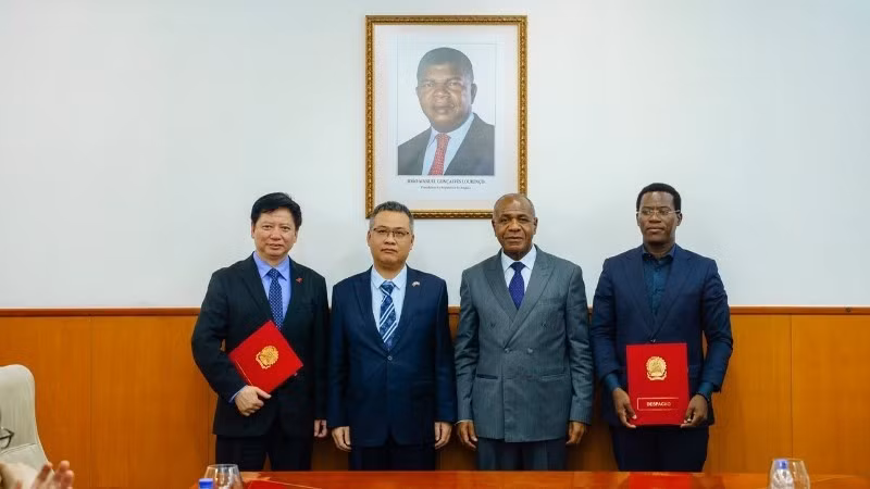 Angolan Minister of Agriculture and Forestry Isaac Maria dos Anjos and Ambassador Duong Chinh Chuc witness the signing. (Photo: Embassy of Viet Nam in Angola)
