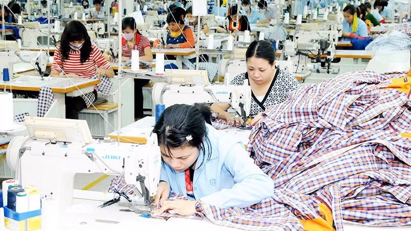 Export-oriented garment production line at Duc Giang Garment Joint Stock Company. Photo: NAM ANH