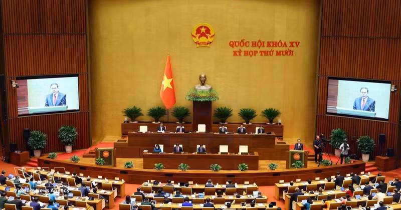 An overview of the opening of the 10th session of the 15th National Assembly. (Photo: VNA)