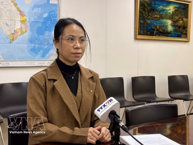 Do Thi Minh Phuong, secretary-general of the union of Vietnamese associations in Japan, in an interview with Vietnam News Agency correspondents in Tokyo. (Photo: VNA)