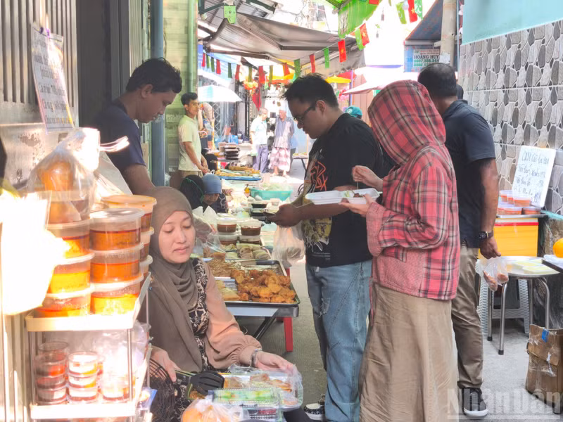 Halal foods prepared with authentic Middle Eastern spices and culinary styles have attracted many visitors from Muslim countries who are travelling in Ho Chi Minh City.