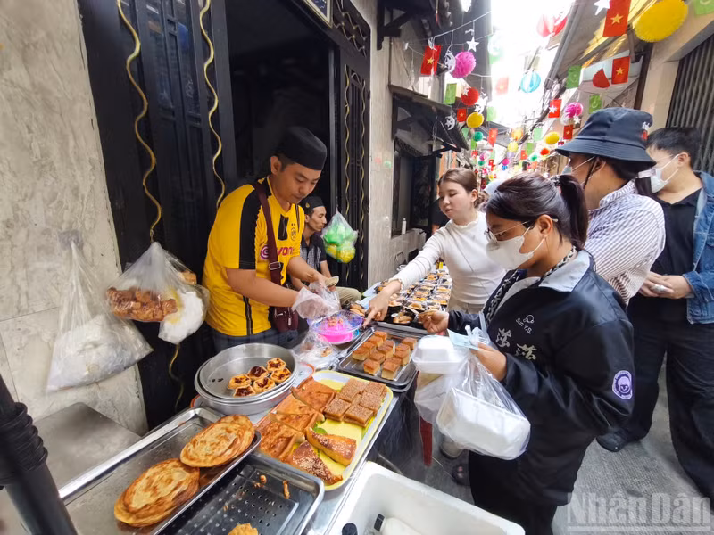 Unexpectedly, it has now become a “hot trend” destination for young people and international tourists visiting the city..