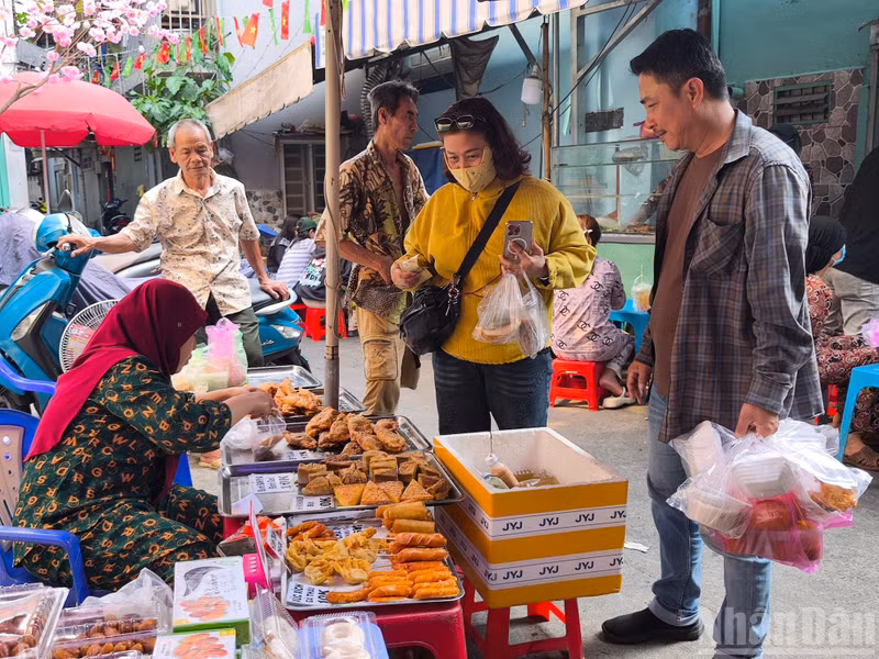Also present at the market are hotel staff and food delivery workers, who say many Muslim tourists feel both excited and reassured when enjoying dishes prepared by fellow believers.