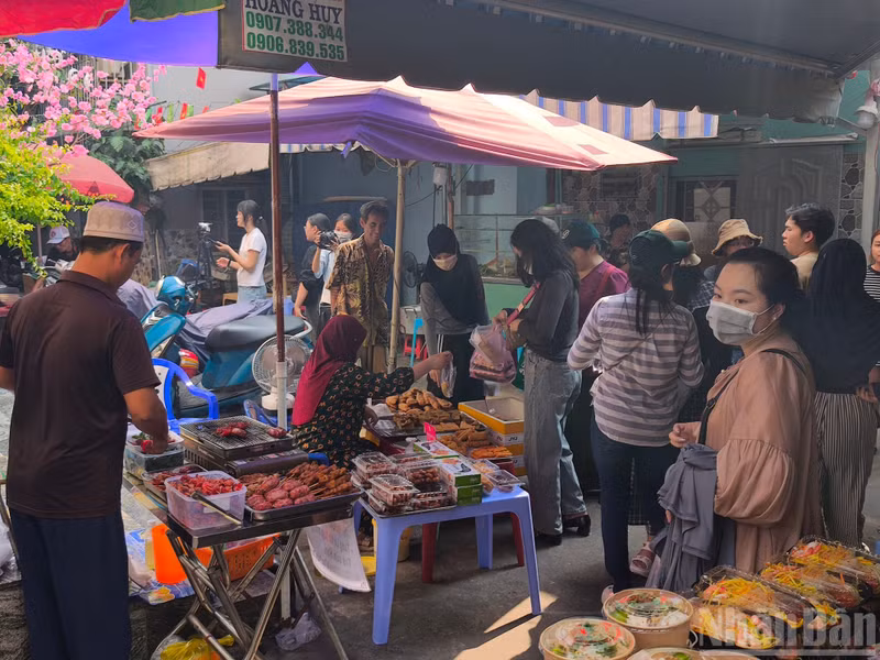 The Middle Eastern food market in Chanh Hung Ward will operate only until March 19, marking the end of Ramadan.