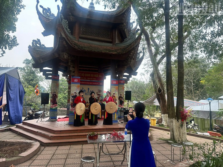 Cultural exchange booths at the Lim Festival are arranged in combination with designated livestream areas on social media platforms, helping to promote the image of the festival and spread the values of quan ho heritage to a wide audience.
