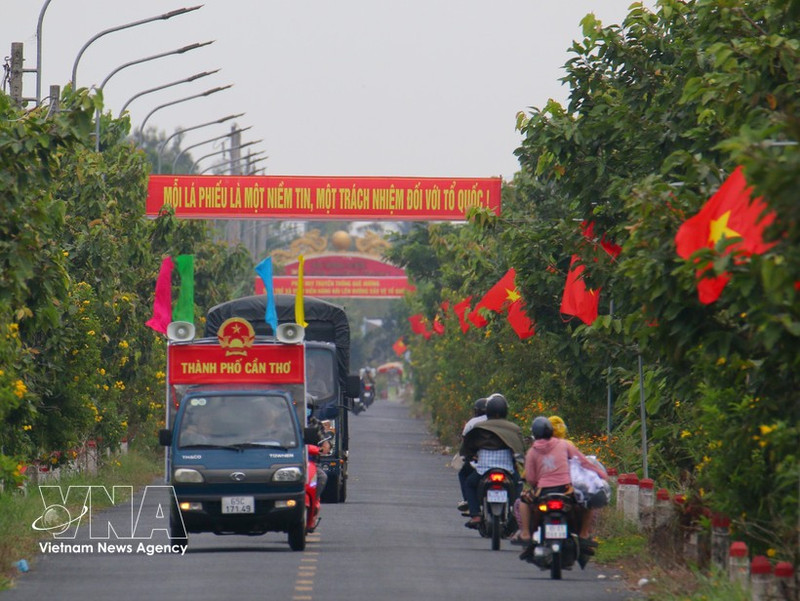 Mobile loudspeaker vehicles and banners used to promote the upcoming election in Vinh Vien commune, Can Tho city. (Photo: VNA)
