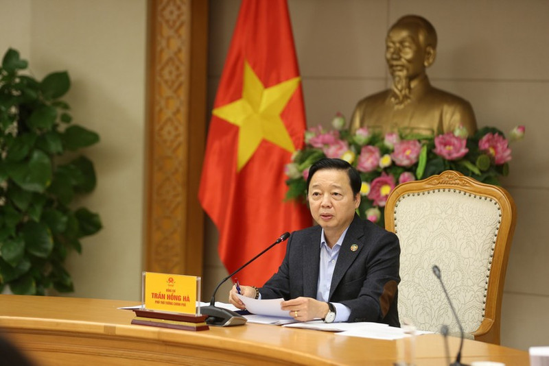 Deputy Prime Minister Tran Hong Ha speaks at the hybrid meeting to discuss draft decrees guiding the implementation of National Assembly Resolution No. 254/2025/QH15 on mechanisms and policies to address difficulties and obstacles in enforcing the Land Law. (Photo: VNA)