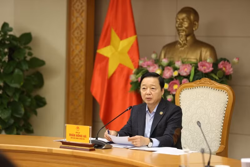 Deputy Prime Minister Tran Hong Ha speaks at the hybrid meeting to discuss draft decrees guiding the implementation of National Assembly Resolution No. 254/2025/QH15 on mechanisms and policies to address difficulties and obstacles in enforcing the Land Law. (Photo: VNA)