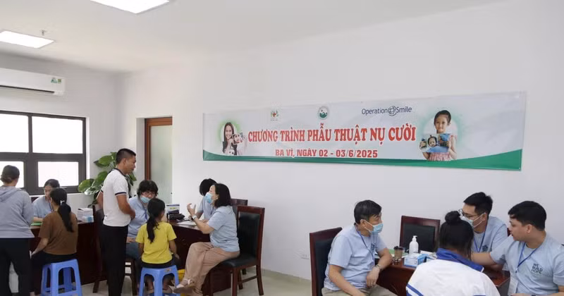 Screening for children with cleft lip and palate in the programme (Photo: VNA)
