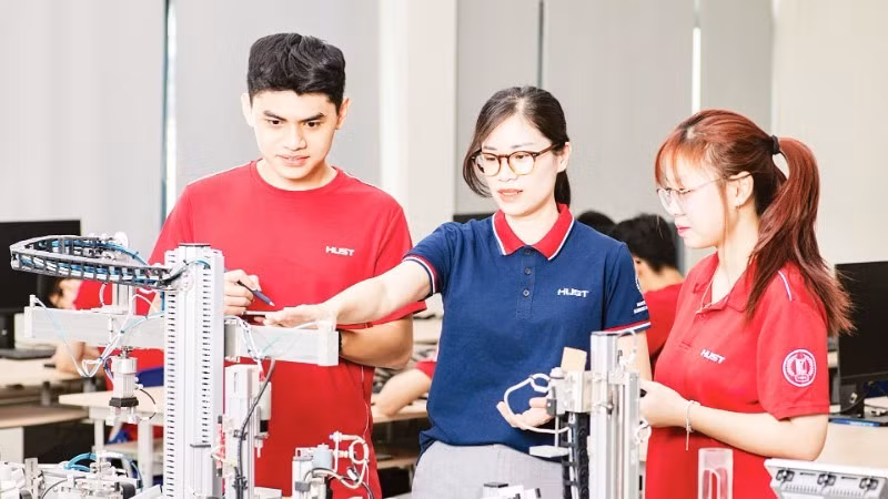 A lecturer at the University of Science and Technology guides students during a laboratory practical session. (Photo: Thu Hue)