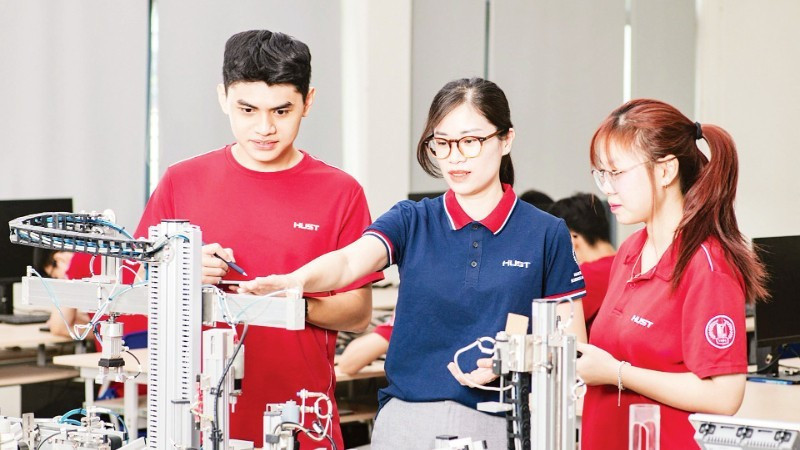 A lecturer at the University of Science and Technology guides students during a laboratory practical session. (Photo: Thu Hue)