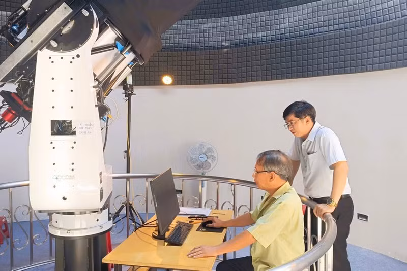 Scientists operate an optical telescope at the Centre for Science Discovery and Innovation. (Photo: Luong Tung, Vinh Dat)