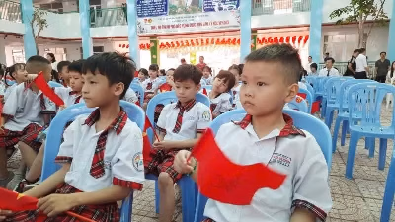 Primary school pupils in Binh Hung Hoa Ward attend the inauguration ceremony of Tran Dai Nghia Primary School.