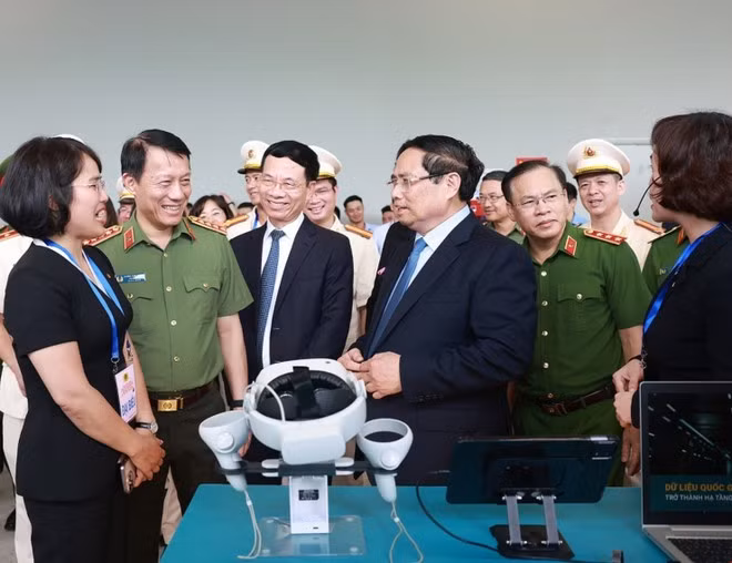 Prime Minister Pham Minh Chinh visits a booth displaying technological products on the sidelines of the launch. (Photo: VNA)