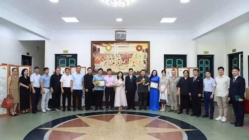 The Viet Nam National Music, Song and Dance Theatre and Meritorious Artist To Nga receive their awards.