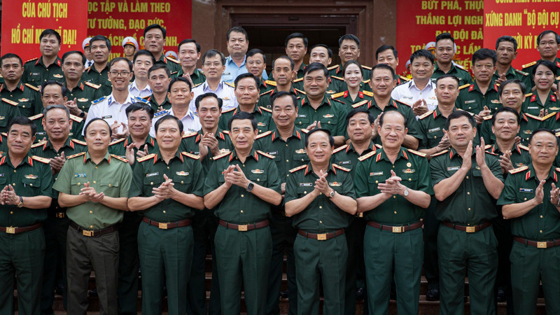 General Phan Van Giang, Politburo member, Deputy Secretary of the Central Military Commission, Minister of National Defence, and delegates at the conference.
