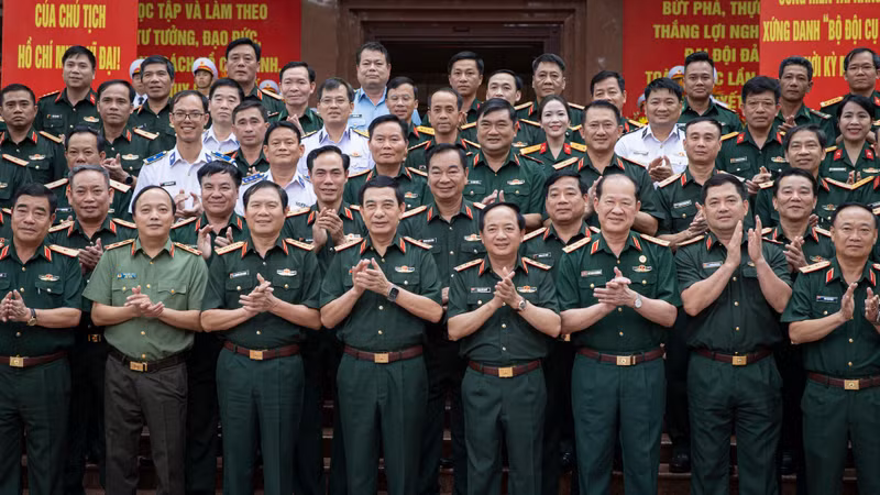 General Phan Van Giang, Politburo member, Deputy Secretary of the Central Military Commission, Minister of National Defence, and delegates at the conference.