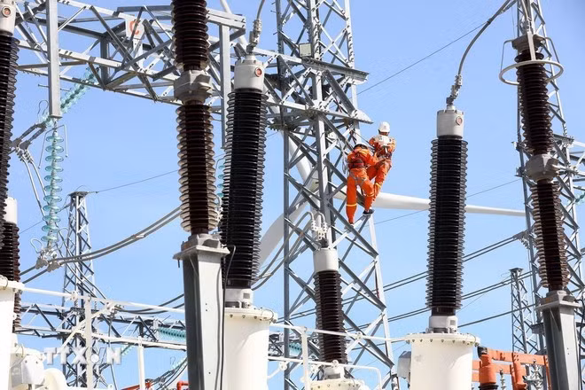 EVN staff repair and maintain electrical equipment. (Photo: EVN)