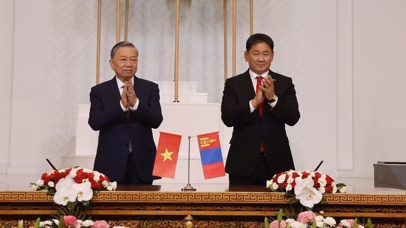 General Secretary and President To Lam and Mongolian President Ukhnaa Khurelsukh witnessed the signing of cooperation agreements between the two countries, on September 30, 2024. (Photo: VNA)