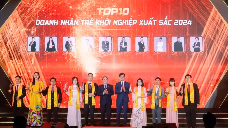 Party and State leaders present the Top 10 outstanding young start-up entrepreneurs 2024 awards.