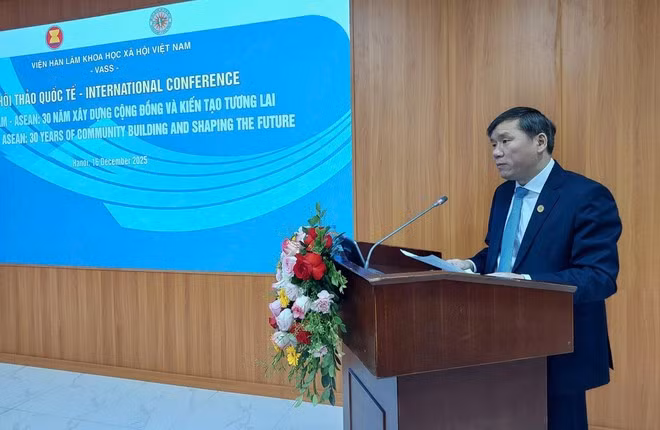 President of the Viet Nam Academy of Social Sciences Prof. Le Van Loi speaks at the event (Photo: VNA)