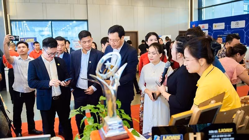 Delegates visit booths showcasing products. (Photo: Quang Tho)