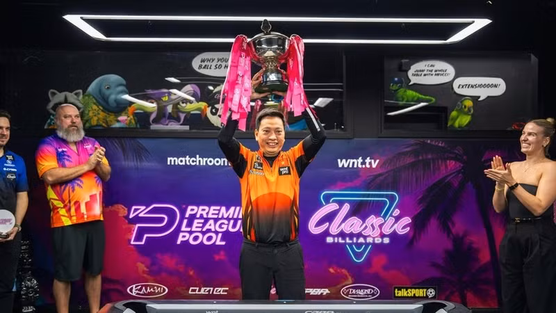 Duong Quoc Hoang poses with the 2026 Premier League Pool trophy. (Photo: Matchroom)