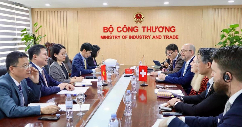 The meeting between Deputy Minister of Industry and Trade Nguyen Sinh Nhat Tan and Director of Switzerland’s State Secretariat for Economic Affairs Helene Budliger Artieda in Ha Noi on March 16. (Photo: moit.gov.vn)