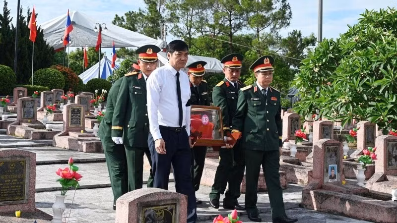 Funeral and burial ceremony for the remains of fallen soldiers in Nghe An.