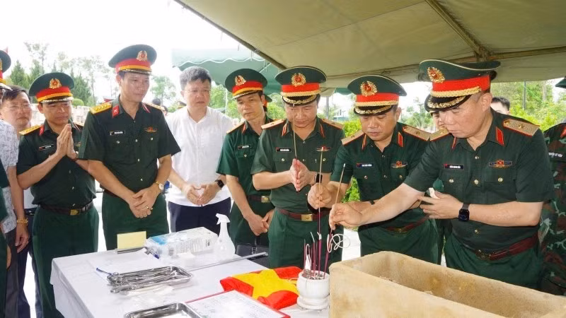 Leaders of the High Command of Military Region 4 and the Department of Policy and Social Affairs under the General Department of Political Affairs of the Viet Nam People’s Army inspect the collection of samples from the remains of fallen soldiers at Nghi Loc Martyrs’ Cemetery in Nghe An.